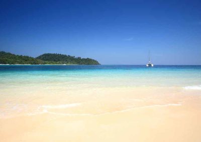 ความงามเกาะรอก ทรายขาวละเอียดนุ่มเท้า กับน้ำทะเลไล่เฉดสีสวยงาม
